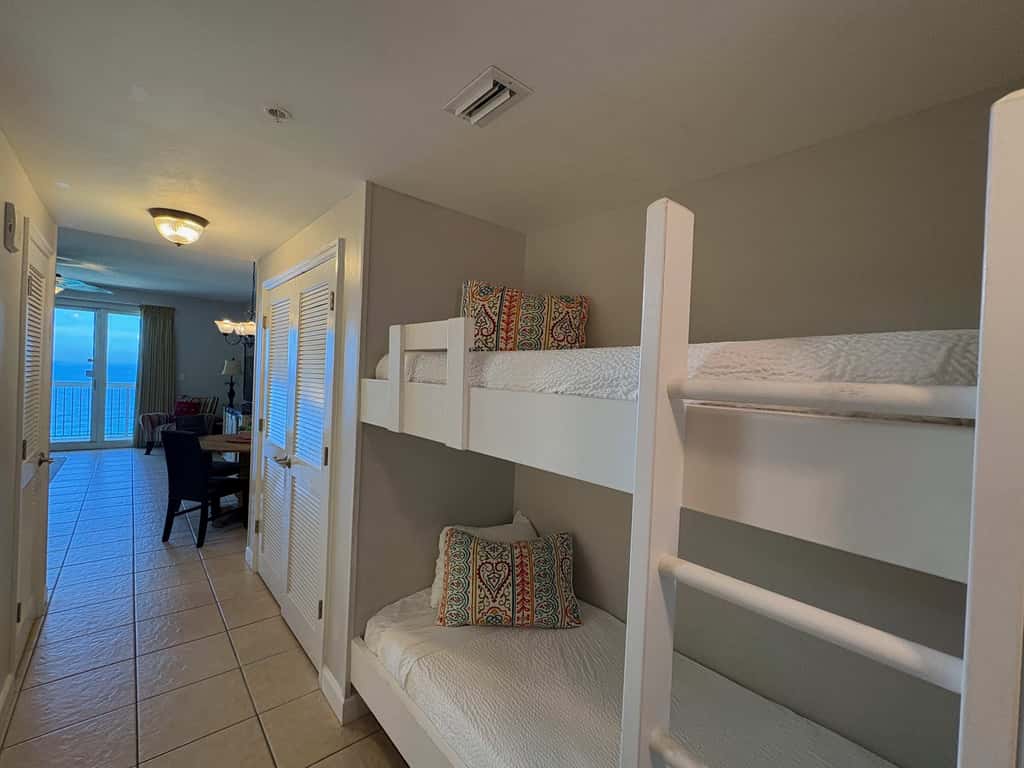 Coastal Beach Front with Pools, Beach access, Gym