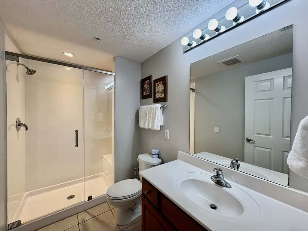 Coastal Beach Front with Pools, Beach access, Gym