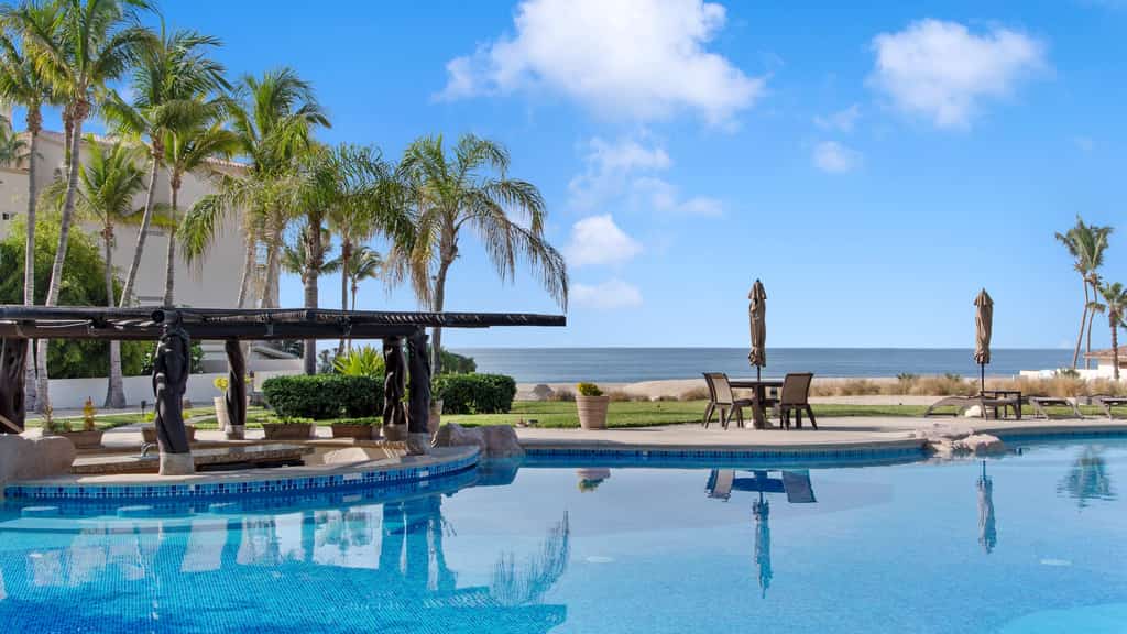 Hidden among the waving lines of the sea shore, and holding a sunbathed spot in the second floor of wonderful Las Mañanitas, a magnificent unit offers the secrets of the tropics in the commodity of luxury.