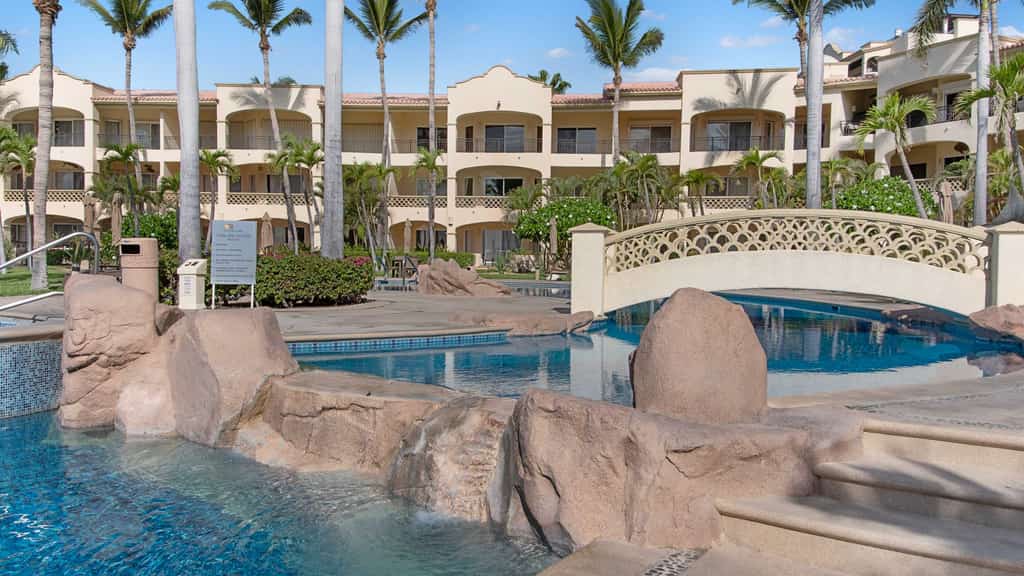 Hidden among the waving lines of the sea shore, and holding a sunbathed spot in the second floor of wonderful Las Mañanitas, a magnificent unit offers the secrets of the tropics in the commodity of luxury.