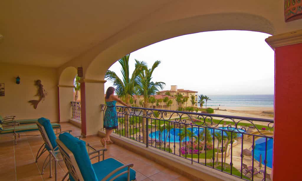 San Jose del Cabo, Hotel Zone.
This comfortable three bedroom condo is located on the third floor on our building E at one of our finest beachfront resorts in Los
