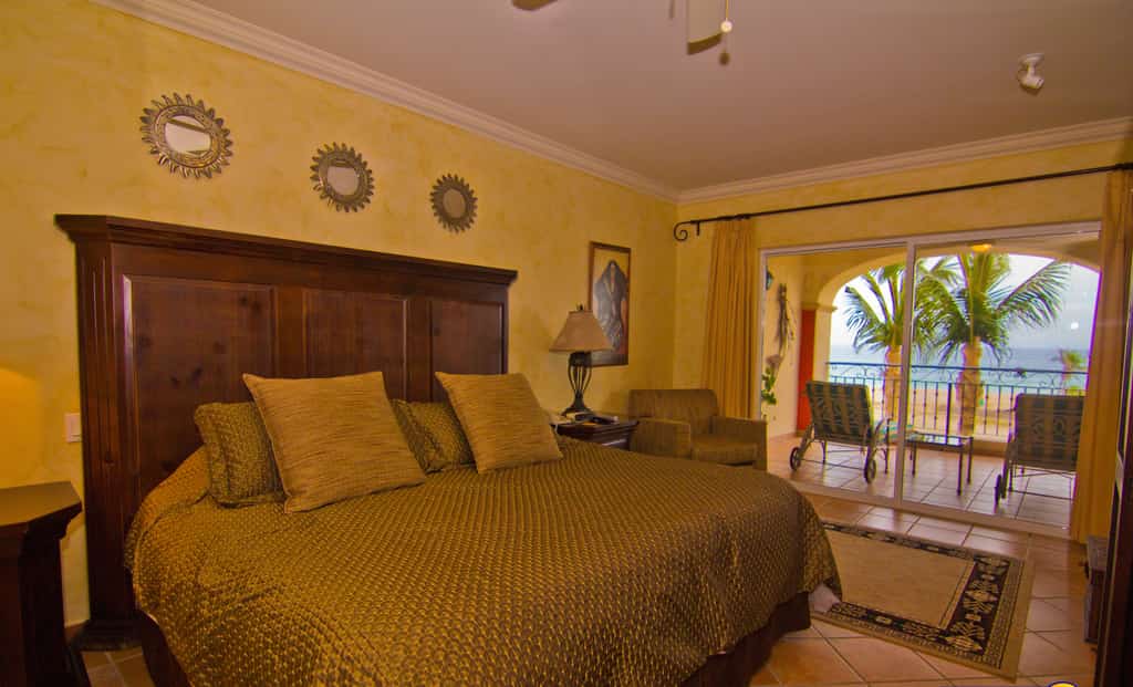 San Jose del Cabo, Hotel Zone.
This comfortable three bedroom condo is located on the third floor on our building E at one of our finest beachfront resorts in Los