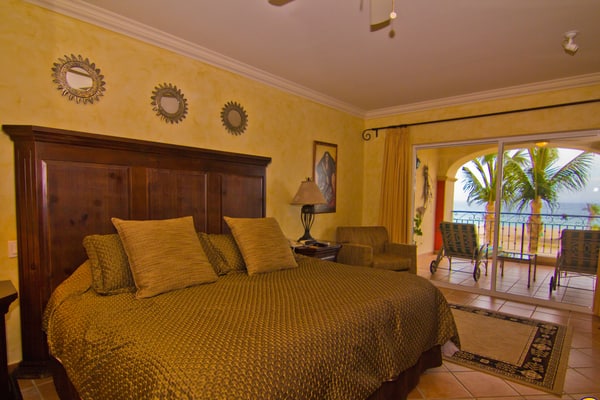 San Jose del Cabo, Hotel Zone.
This comfortable three bedroom condo is located on the third floor on our building E at one of our finest beachfront resorts in Los