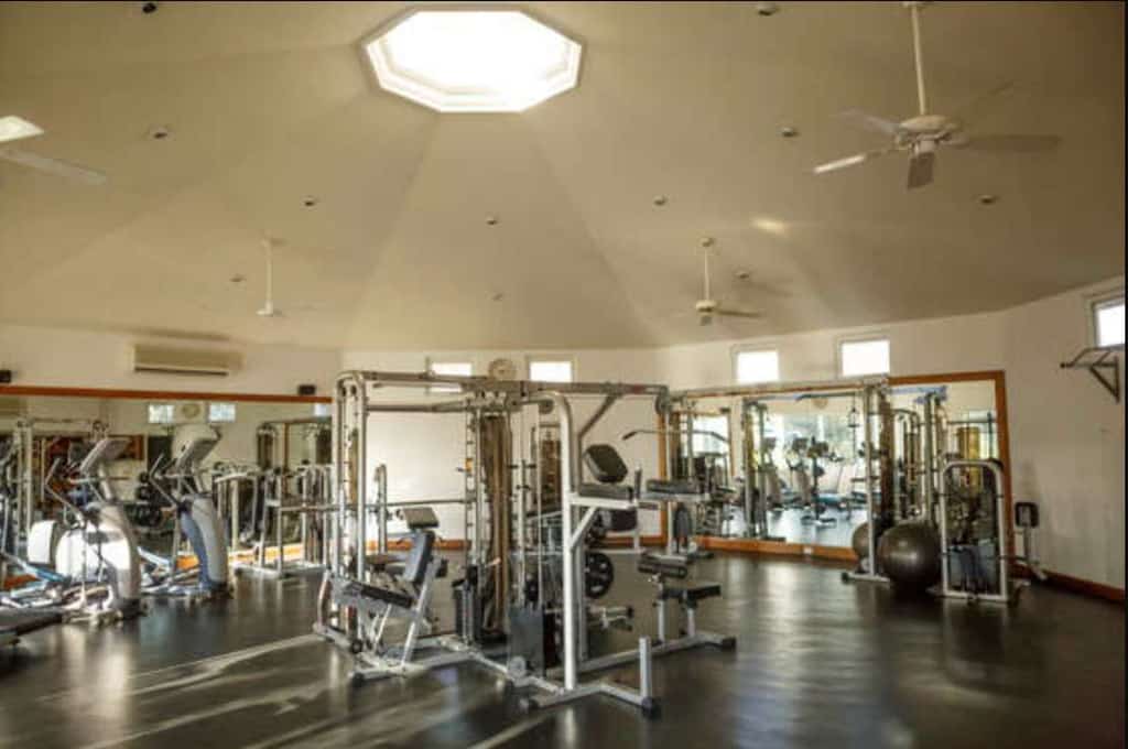 Is a beautifully maintained condo in Las Mañanitas located the ground level, featuring a fully equipped kitchen with granite countertops and stainless steel appliances, a spacious bedroom, and a bathroom with natural stone finishes and a walk-in shower. 