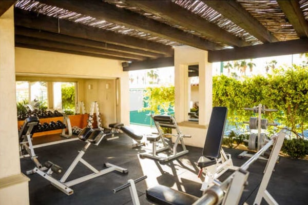 Is a beautifully maintained condo in Las Mañanitas located the ground level, featuring a fully equipped kitchen with granite countertops and stainless steel appliances, a spacious bedroom, and a bathroom with natural stone finishes and a walk-in shower.