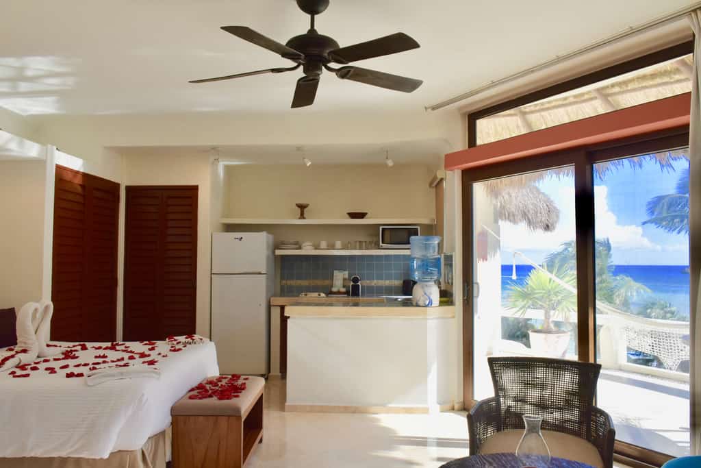 Amazing studio with ocean view in the heart of Playa del Carmen. 302