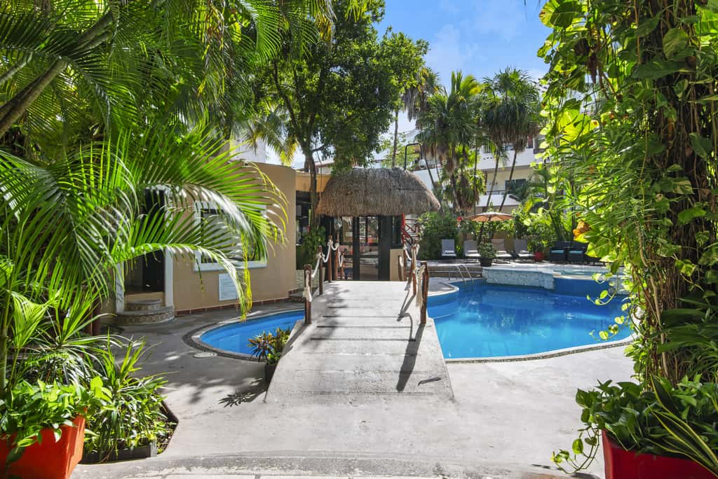Riviera del Sol Double Queen Deluxe Suite, 204