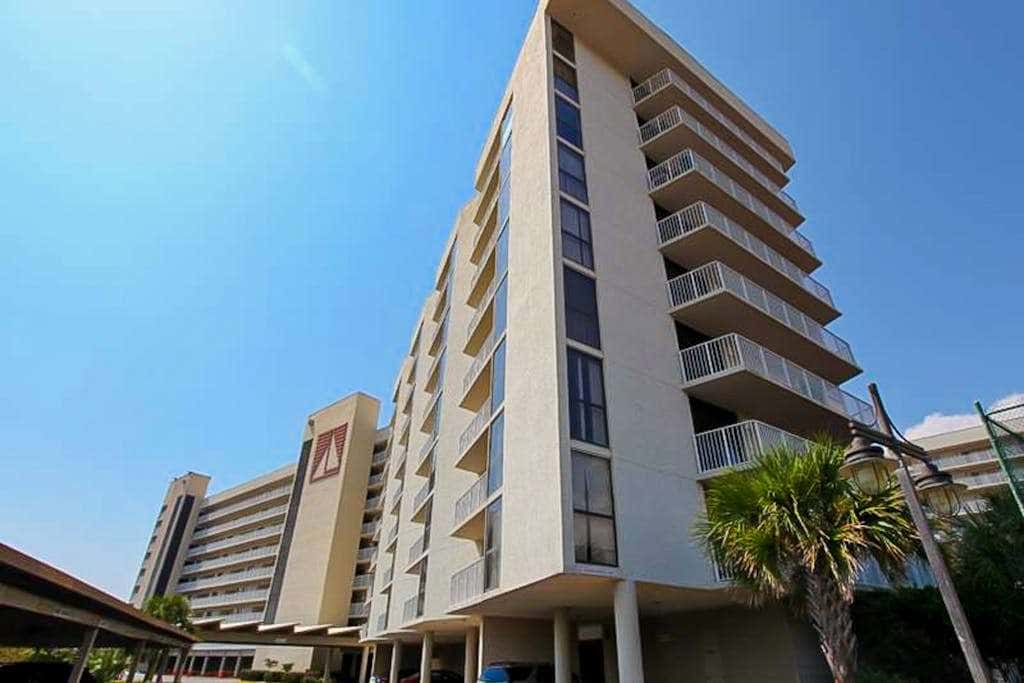 Vibrant condo on the beach with 2 pools and hot tub