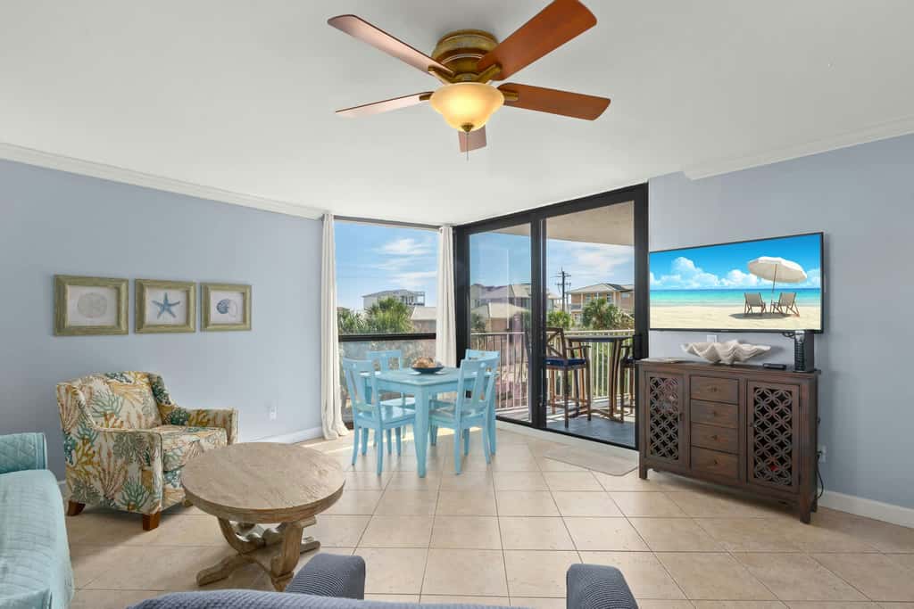 Vibrant condo on the beach with 2 pools and hot tub