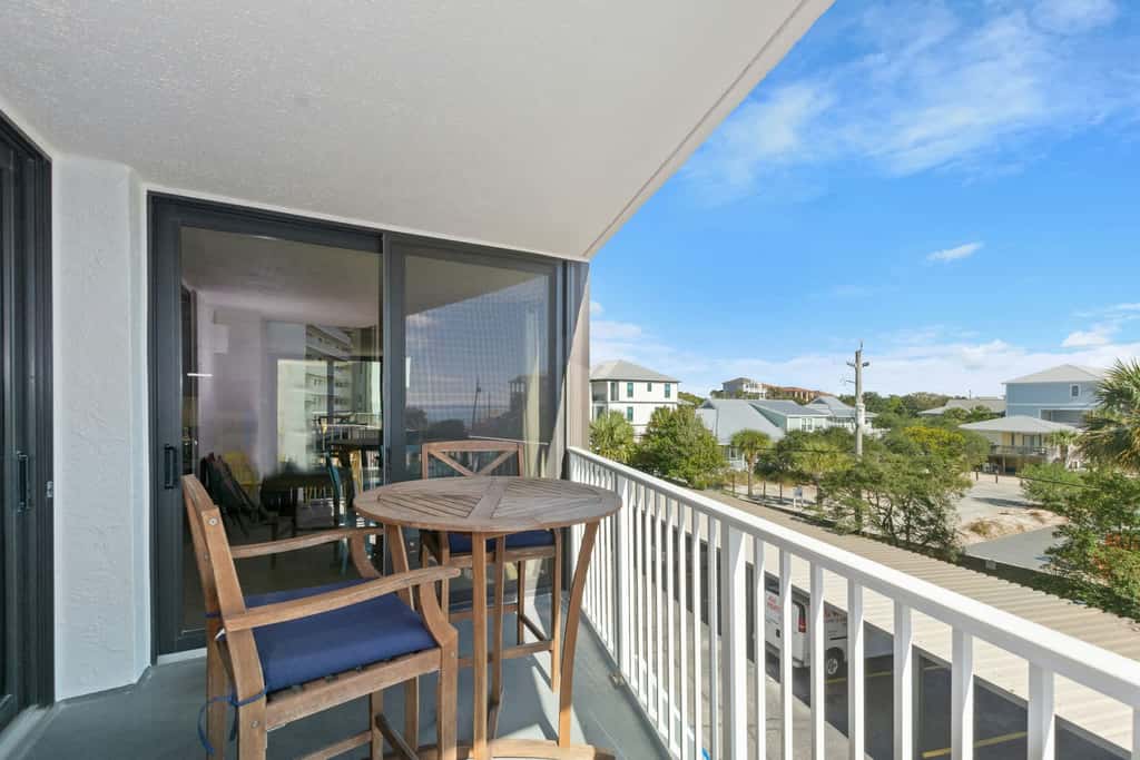 Vibrant condo on the beach with 2 pools and hot tub
