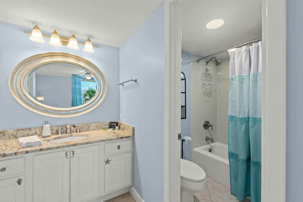 Vibrant condo on the beach with 2 pools and hot tub