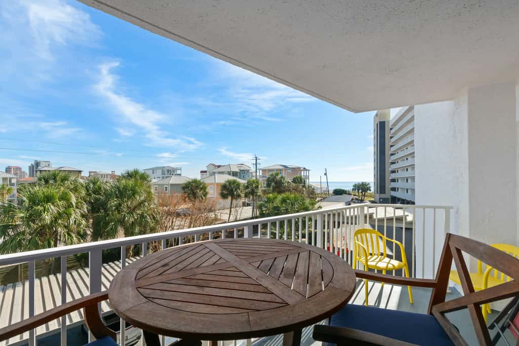 Vibrant condo on the beach with 2 pools and hot tub