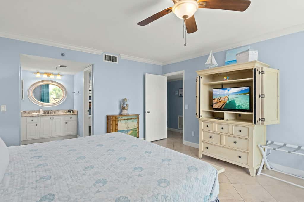 Vibrant condo on the beach with 2 pools and hot tub
