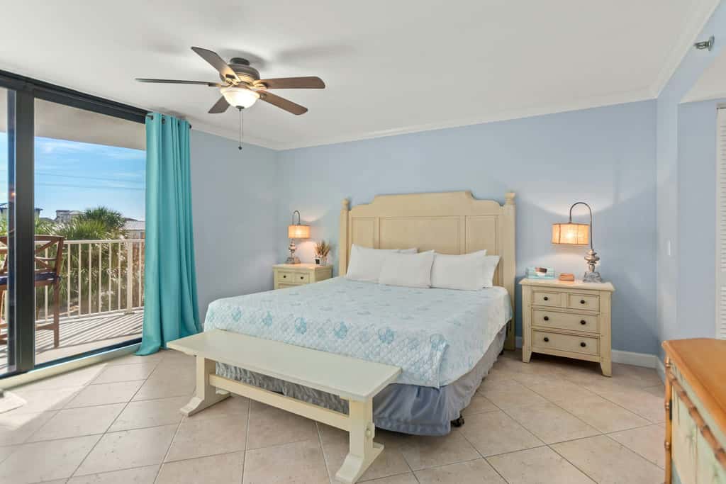 Vibrant condo on the beach with 2 pools and hot tub