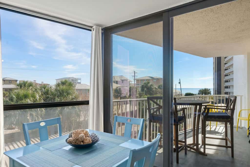 Vibrant condo on the beach with 2 pools and hot tub