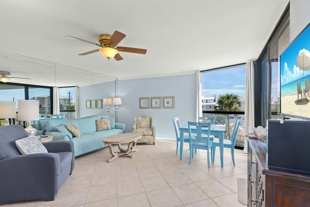 Vibrant condo on the beach with 2 pools and hot tub