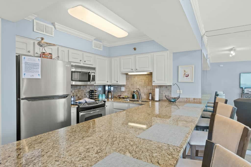 Vibrant condo on the beach with 2 pools and hot tub