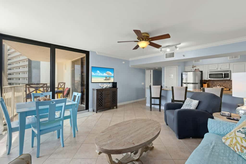Vibrant condo on the beach with 2 pools and hot tub