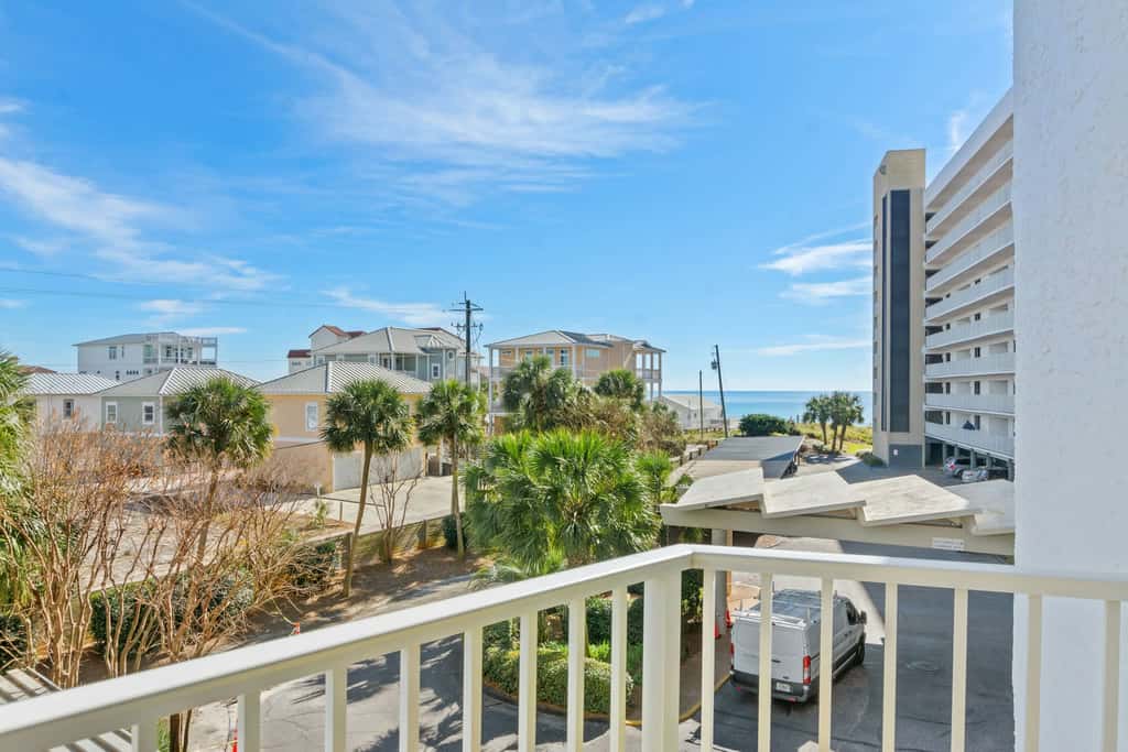Vibrant condo on the beach with 2 pools and hot tub