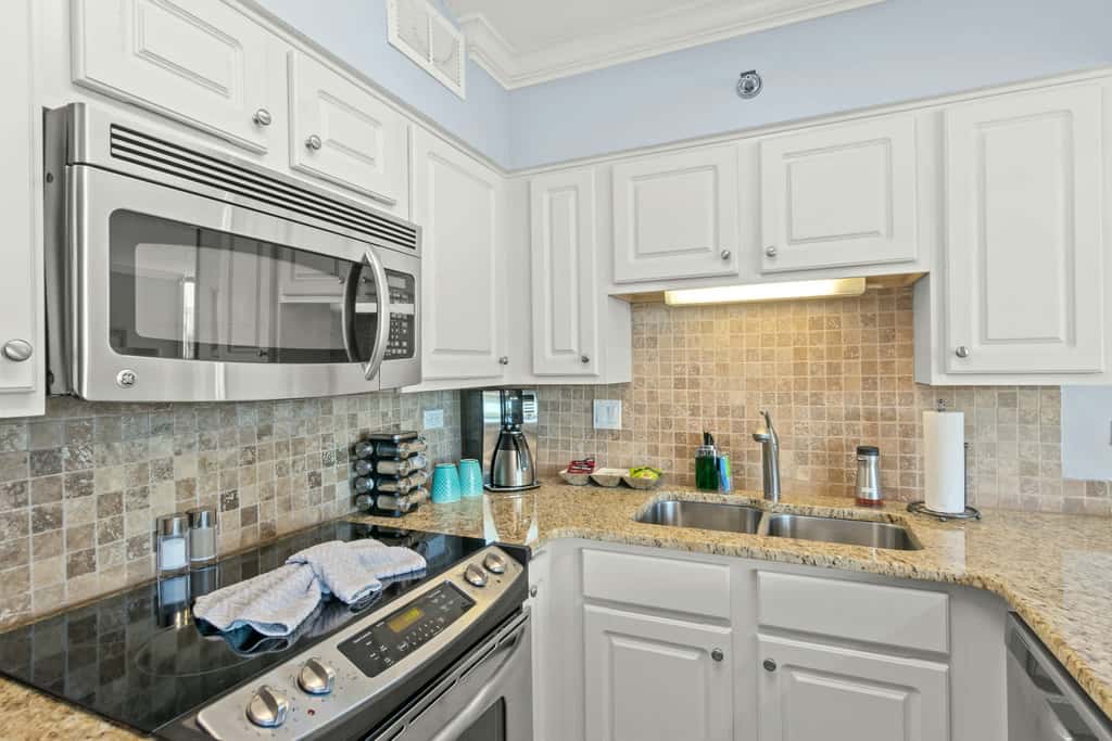 Vibrant condo on the beach with 2 pools and hot tub