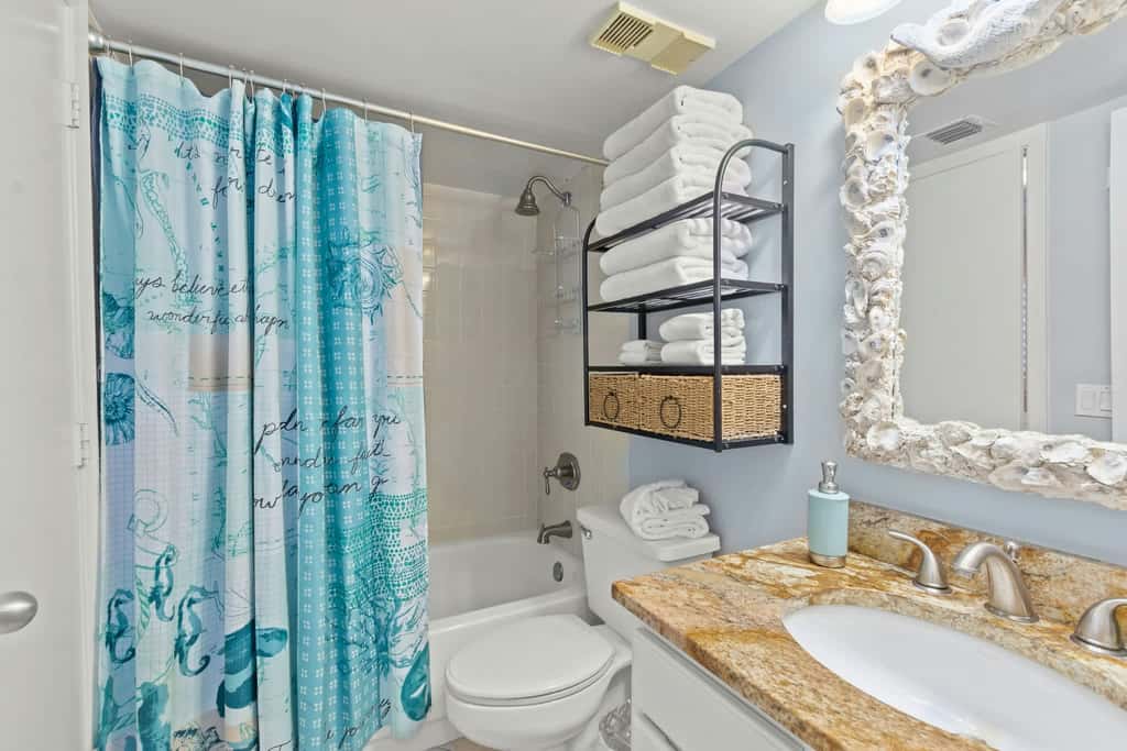 Vibrant condo on the beach with 2 pools and hot tub
