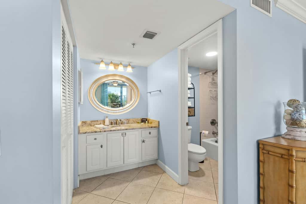 Vibrant condo on the beach with 2 pools and hot tub