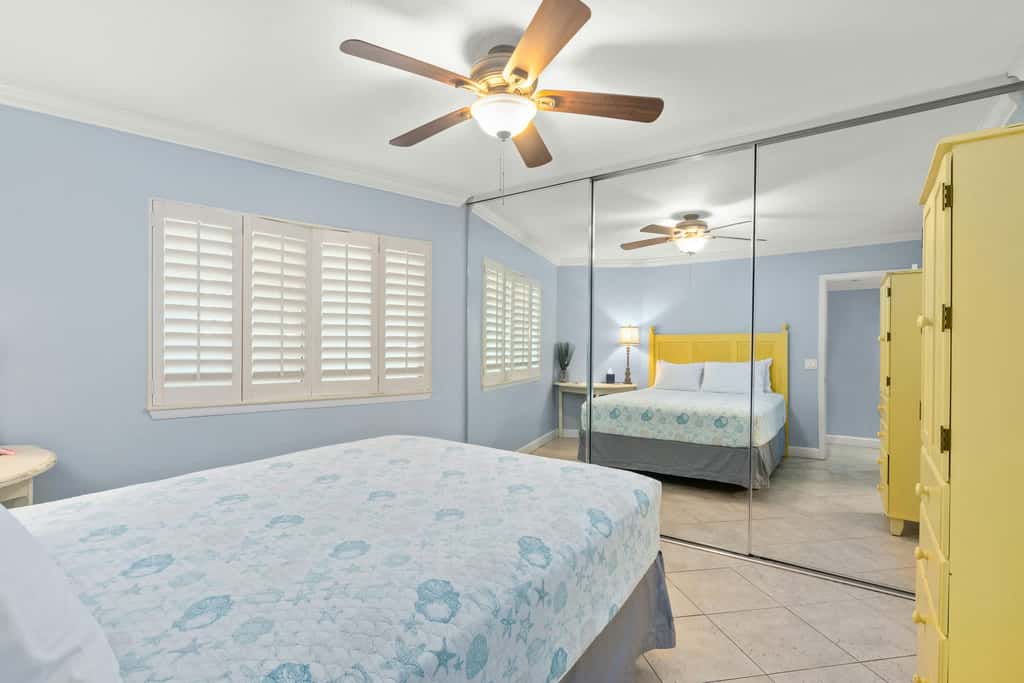 Vibrant condo on the beach with 2 pools and hot tub