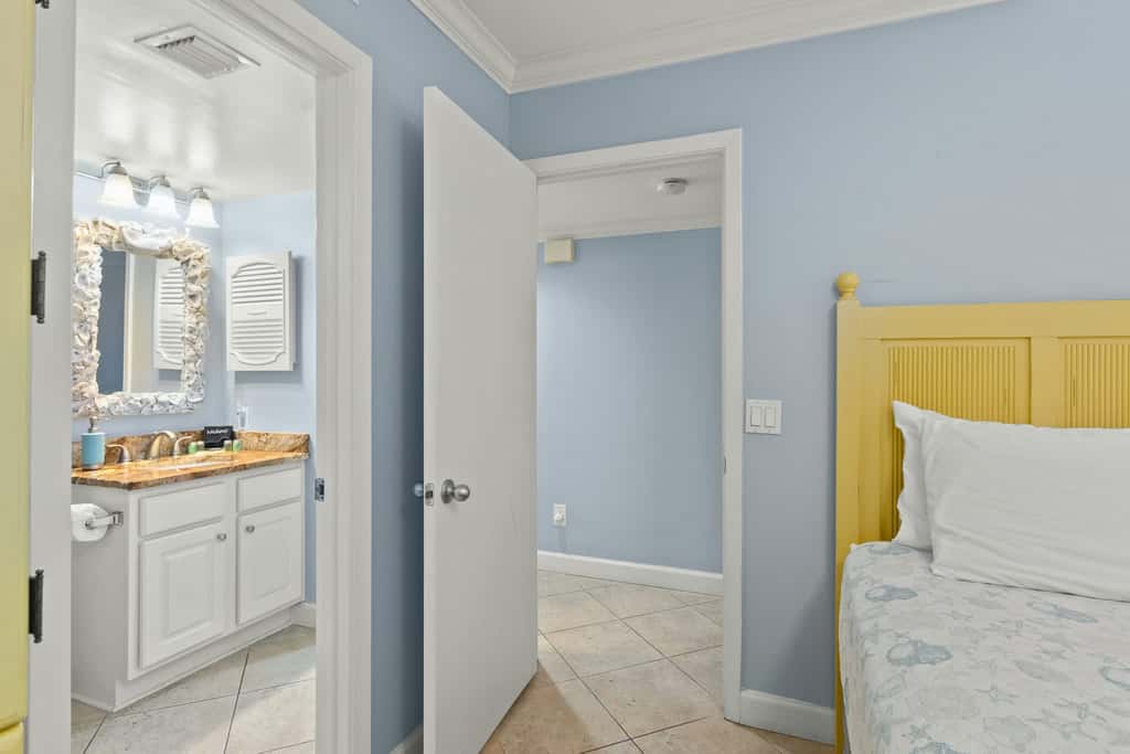 Vibrant condo on the beach with 2 pools and hot tub