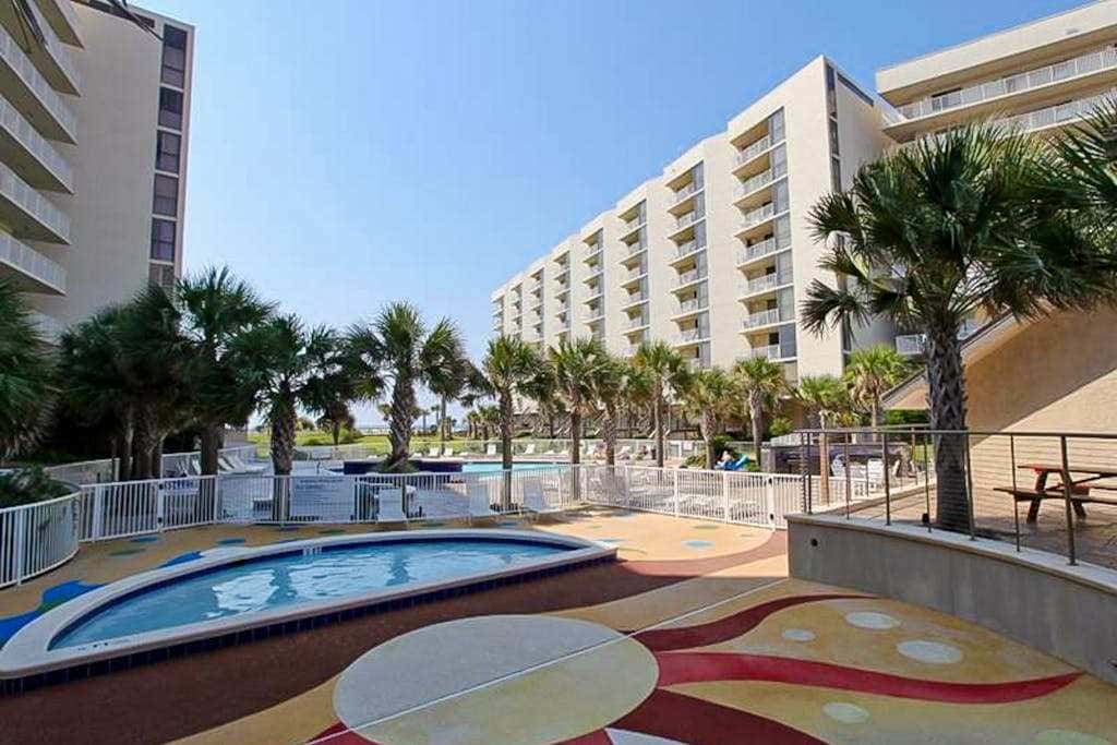 Vibrant condo on the beach with 2 pools and hot tub