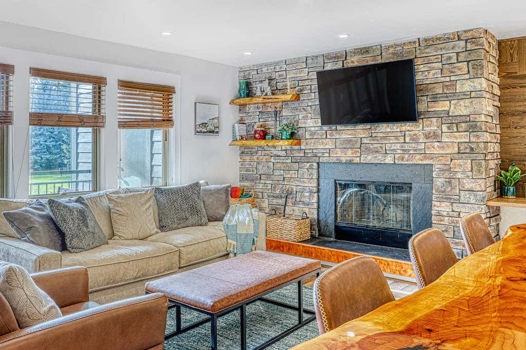 Dog-friendly, second floor condo with pool & hot tub access, & wood fireplace