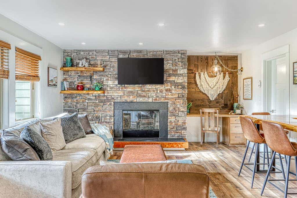 Dog-friendly, second floor condo with pool & hot tub access, & wood fireplace