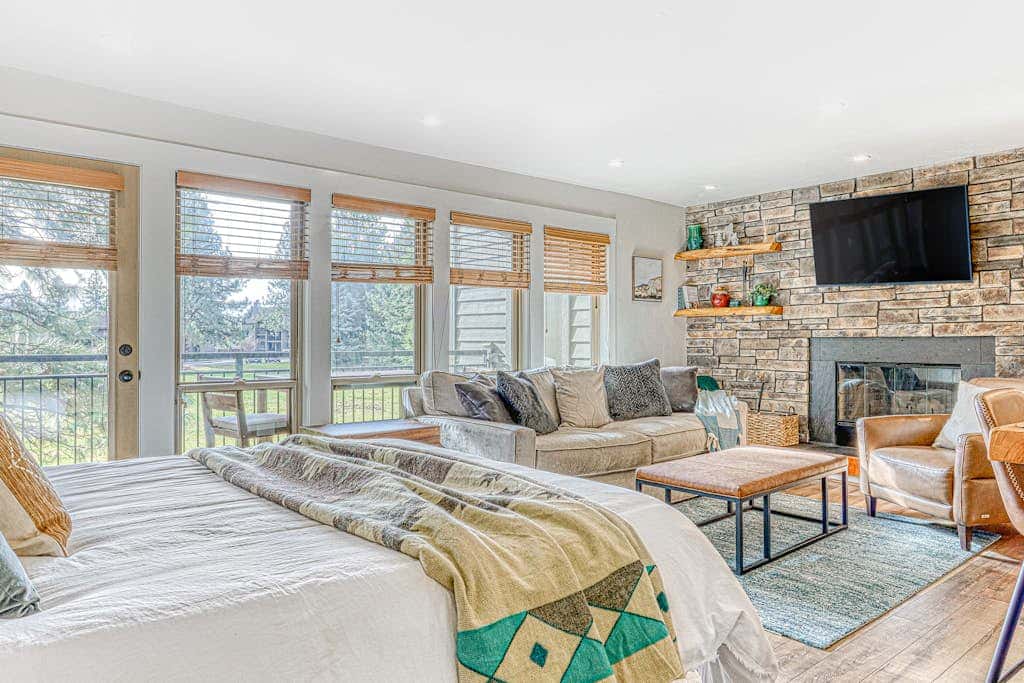 Dog-friendly, second floor condo with pool & hot tub access, & wood fireplace