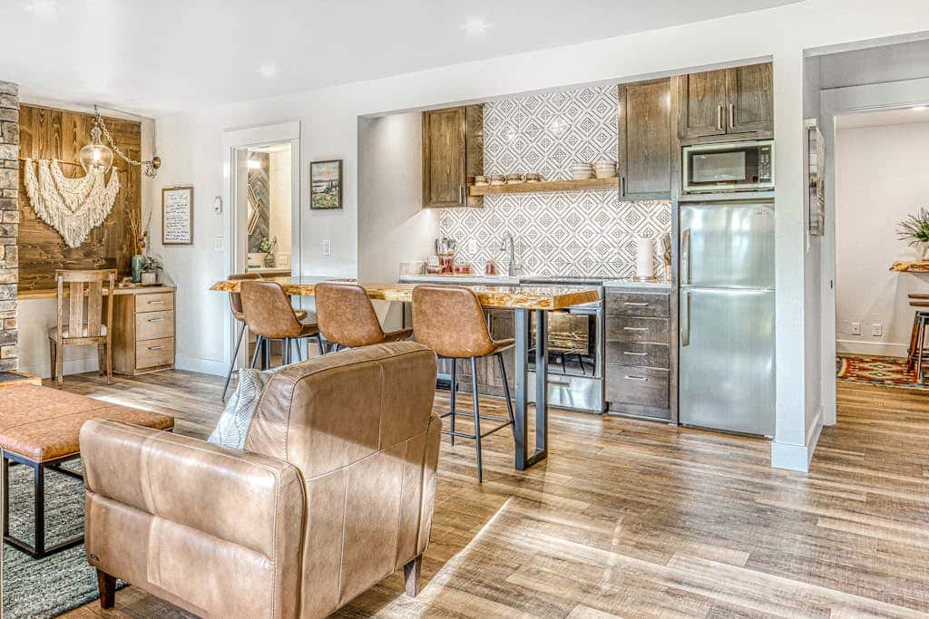 Dog-friendly, second floor condo with pool & hot tub access, & wood fireplace