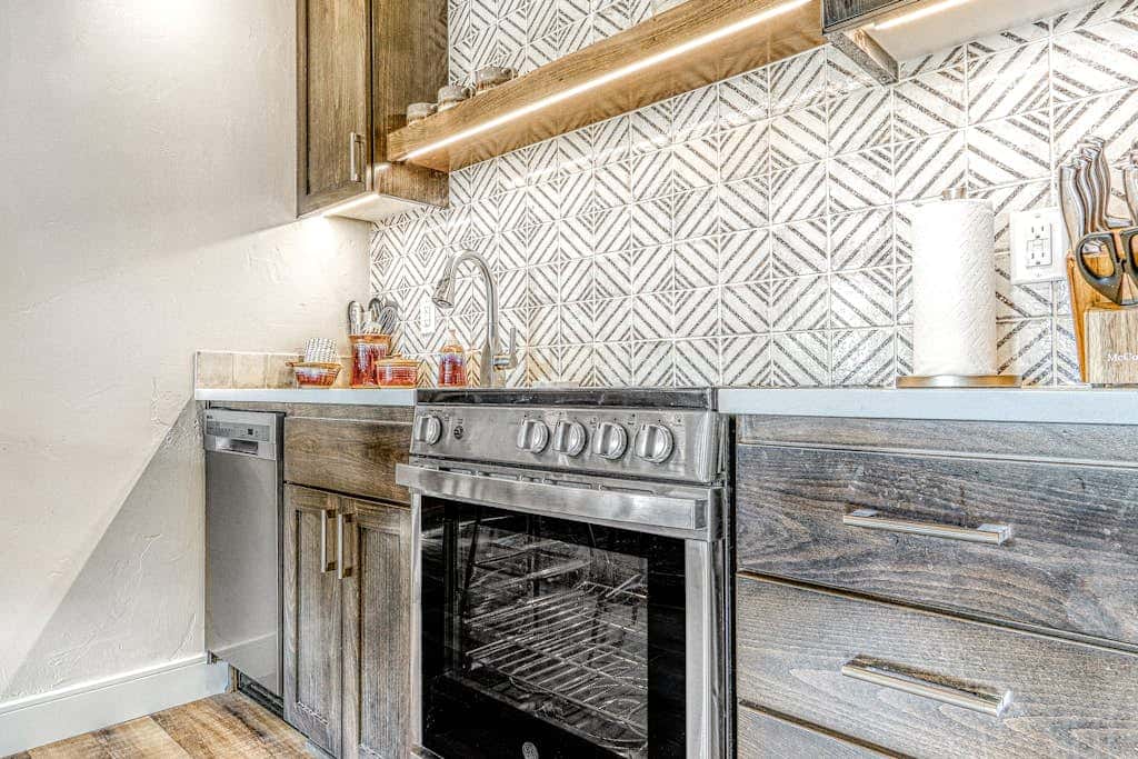 Dog-friendly, second floor condo with pool & hot tub access, & wood fireplace