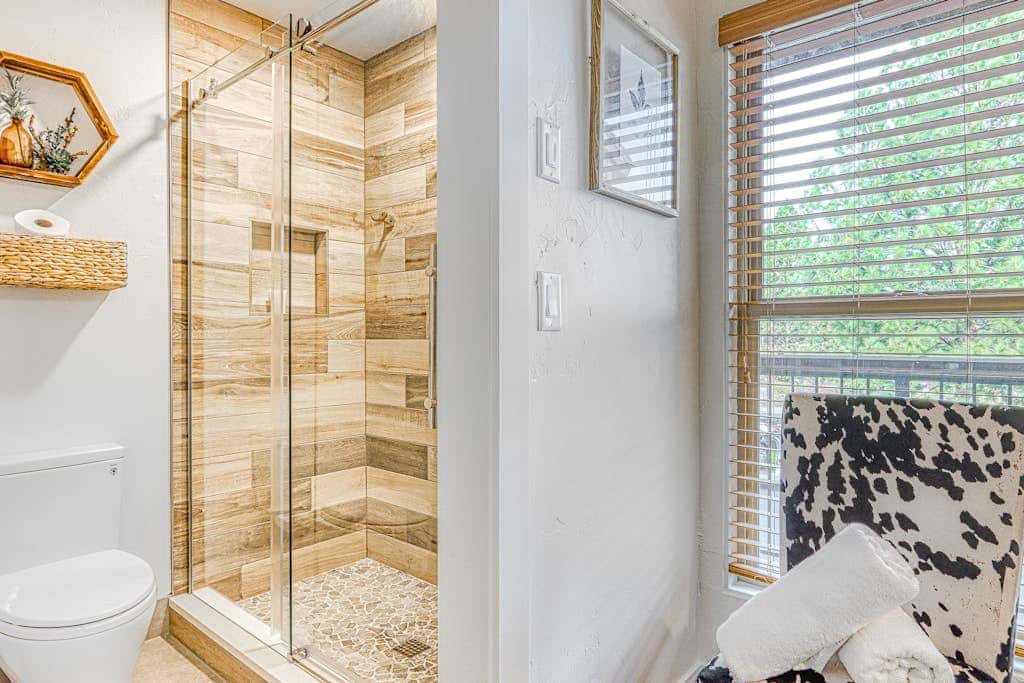 Dog-friendly, second floor condo with pool & hot tub access, & wood fireplace