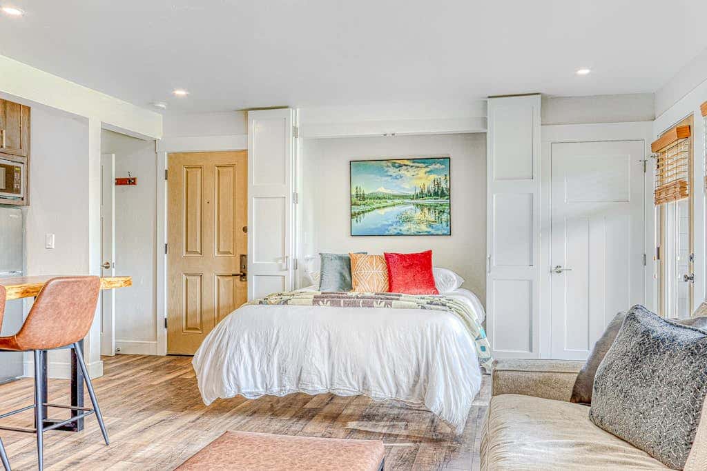 Dog-friendly, second floor condo with pool & hot tub access, & wood fireplace