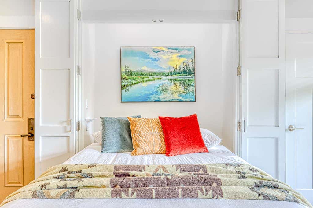 Dog-friendly, second floor condo with pool & hot tub access, & wood fireplace