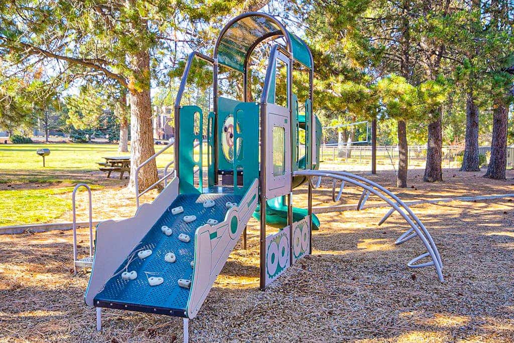 Dog-friendly, second floor condo with pool & hot tub access, & wood fireplace