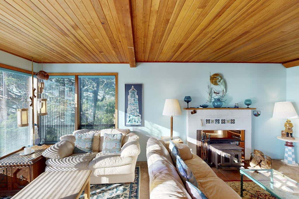 Adorable Dog-Friendly Home in Historic Deco District - Short Walk to Beach