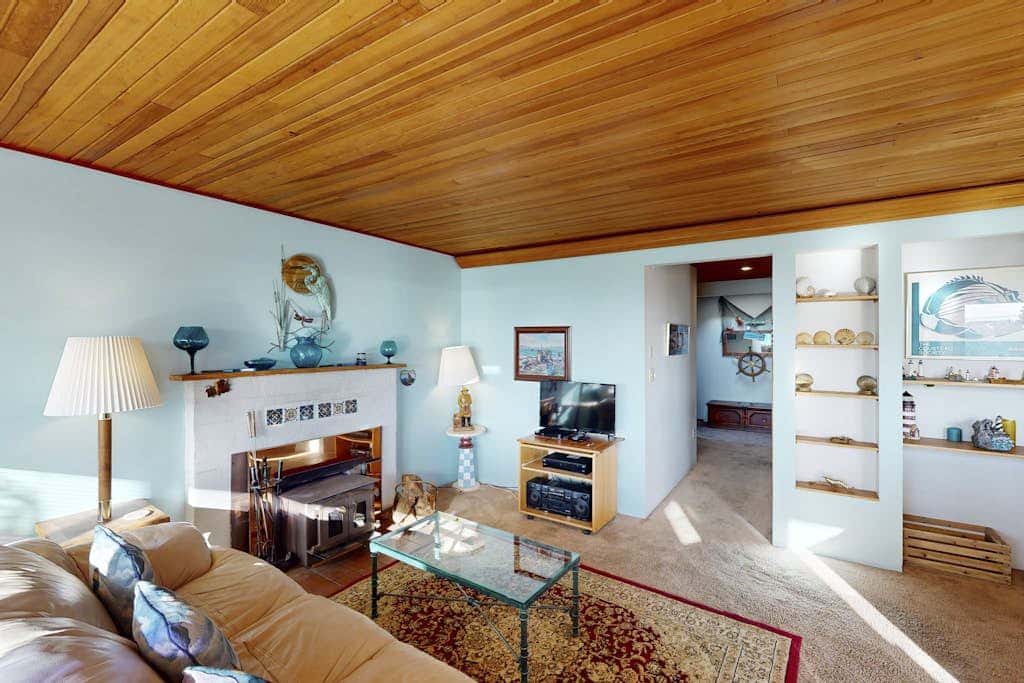 Adorable Dog-Friendly Home in Historic Deco District - Short Walk to Beach