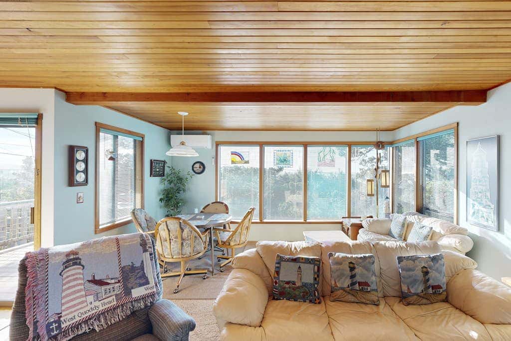Adorable Dog-Friendly Home in Historic Deco District - Short Walk to Beach
