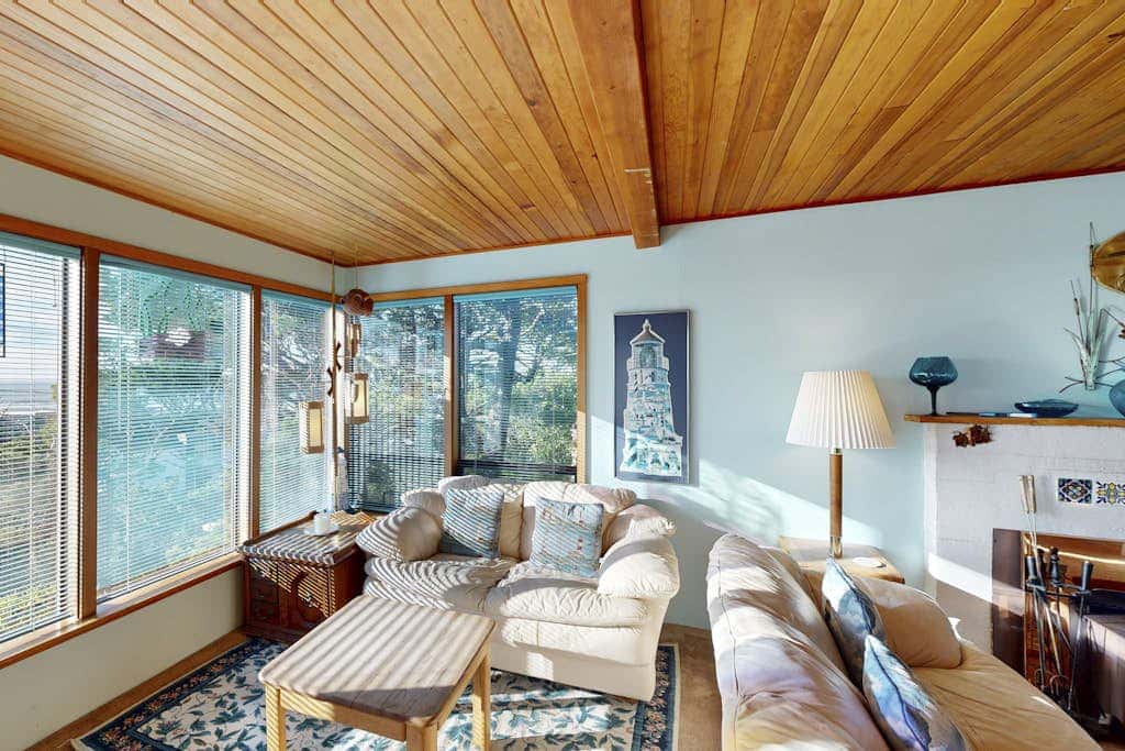 Adorable Dog-Friendly Home in Historic Deco District - Short Walk to Beach