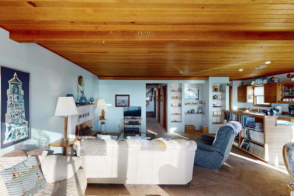 Adorable Dog-Friendly Home in Historic Deco District - Short Walk to Beach