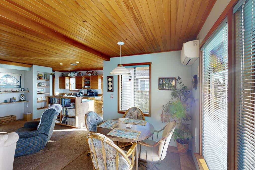 Adorable Dog-Friendly Home in Historic Deco District - Short Walk to Beach