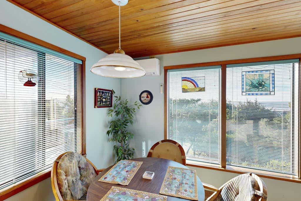 Adorable Dog-Friendly Home in Historic Deco District - Short Walk to Beach
