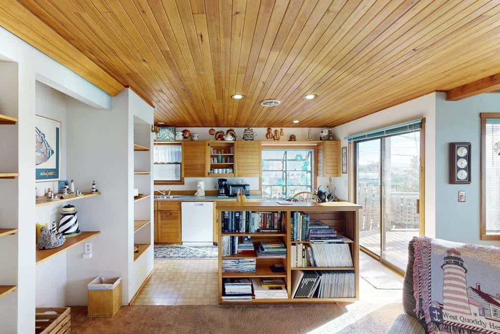 Adorable Dog-Friendly Home in Historic Deco District - Short Walk to Beach