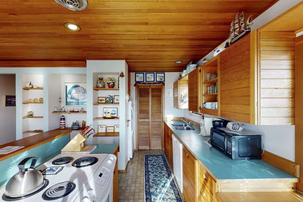 Adorable Dog-Friendly Home in Historic Deco District - Short Walk to Beach