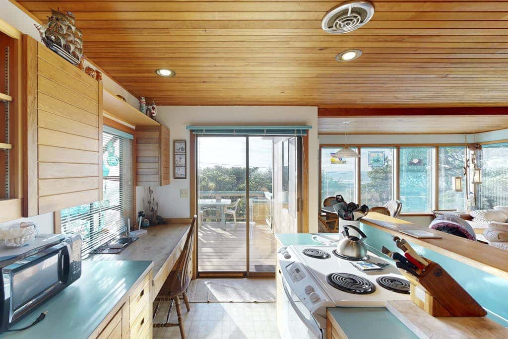Adorable Dog-Friendly Home in Historic Deco District - Short Walk to Beach