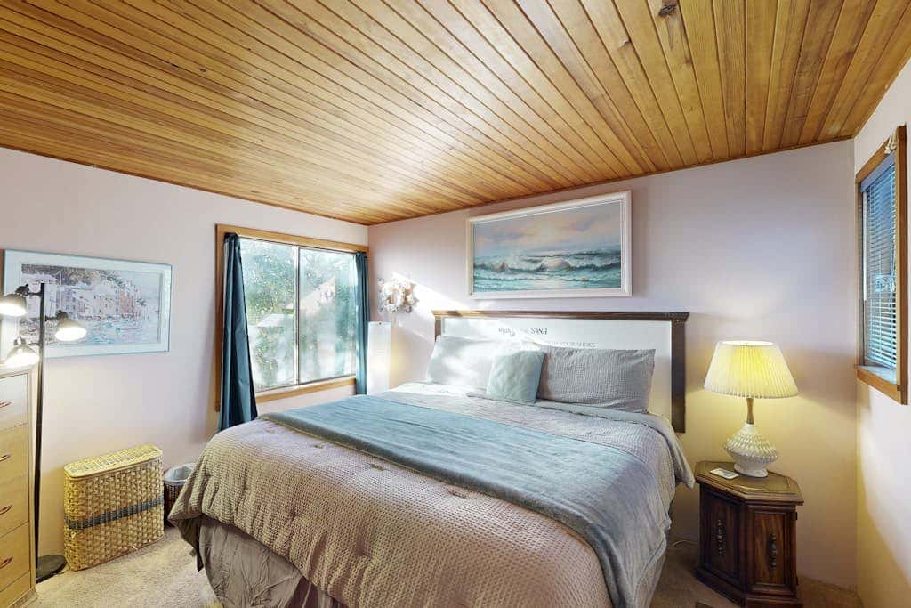Adorable Dog-Friendly Home in Historic Deco District - Short Walk to Beach