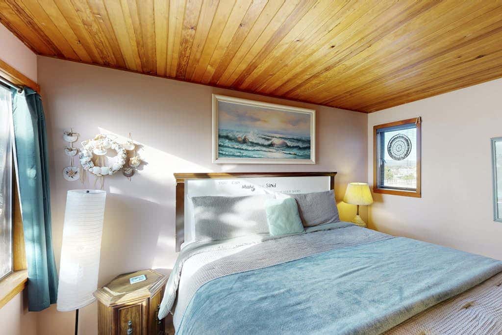 Adorable Dog-Friendly Home in Historic Deco District - Short Walk to Beach